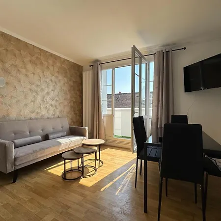 With Balcony - Castle View Apartment